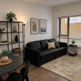 Modern Apartment in Clifden Town Centre Sleeps 4, hotel u gradu Klifden