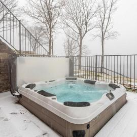 The Bluff - Designer Home with Views Pool & Hot Tub, hotel di Marlboro