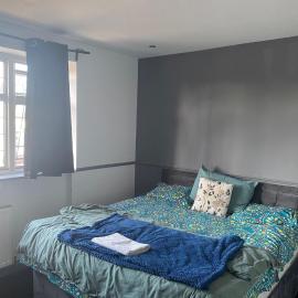 King size room in home for couple or females, hotel in Hornchurch