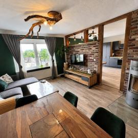 OESLAUER STUBE Gemütliches Apartment mit Kamin, Klimaanlage, Balkon, 3 Schlafzimmern, 2 Bädern, Modern, Familienfreundlich, Zentral, Vollausgestattet, Hotel in Rödental