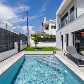 Poolside oasis by Caparica beach