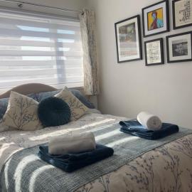 Olive Mae - Cosy Room with private en-suite bathroom, hotel a Blackwood