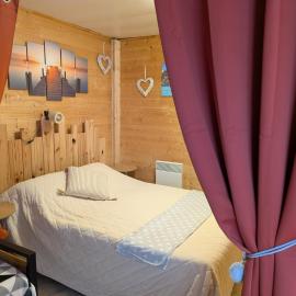 Studio bois avec jardinet, hotel in Parentis-en-Born