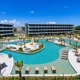 Flat premium em Muro Alto, vista para piscina e alto conforto