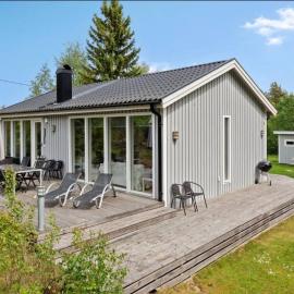 Family-friendly house close to the beach in Roslagen, hotel en Norrtälje