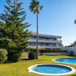 Apartamento con jardín privado, gran terraza y dos piscinas, en Playa de LaMora, Tarragona, familiar y tranquilo, reserva natural Bosque de la Marquesa con playas naturales, cerca de Altafulla, con parking, Wifi, Netflix