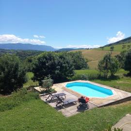 Chambres d'hôtes - En Alpacie, à l'orée des possibles, Hotel in Entrelacs