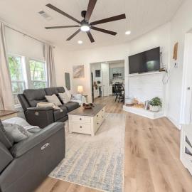 Modern Historic Family Retreat Home โรงแรมในทูเพอโล