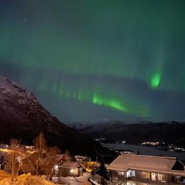 Luxury Lake & Mountain View Apartment - Balcony, hotel a Vossevangen