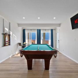 Spacious 5BR, Hot Tub and Pool Table - Sleeps 16, hotel em Calgary
