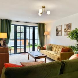 4 Bed Luxury Stay,Hot tub,Sleeps 9,Private Parking