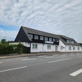 Ferielejlighed ved Vilsted Sø, khách sạn ở Løgstør
