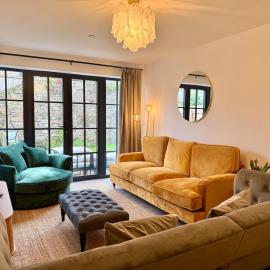 Luxury 4 House,Hot tub,Sleeps 9,Wi-Fi