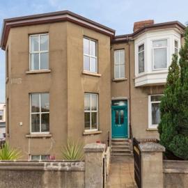 Newly refurbished 2 min walk from beach, hotel v mestu Bray