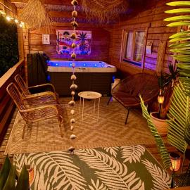 Cozy mediterranean style chalet with private jacuzzi and garden between Amsterdam Haarlem and Schiphol Airport, viešbutis mieste Vijfhuizen