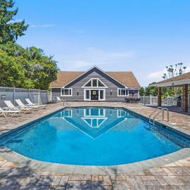 Sprawling Southampton Home: Private Pool, hotel a Southampton