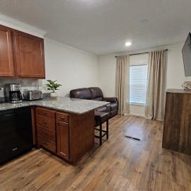 Tiny Home with Grill Laundry Deck Desk, hotel i Phenix City