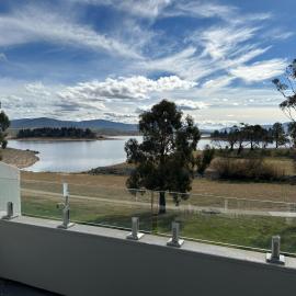 The brumby by the lake- Horizons Lake Jindabyne, Hotel in Jindabyne