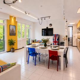Stylish 8-Bed Home near Duomo ideal for Groups Families with terrace garden parking, hotel a Milà