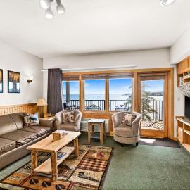 Panoramic Lake Views 1 BR King Suite & Whirlpool, Kitchen and Hot Tub