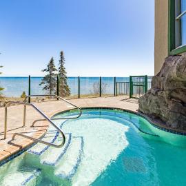 Panoramic Lake Views King Bed Studio, Whirlpool and Hot Tub, hotel en Two Harbors