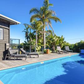 Karaka Retreat - Poolside on Waiheke, hotel a Palm Beach