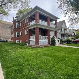 Elegant and Chic 2Bed 2Bath steps from the lake!