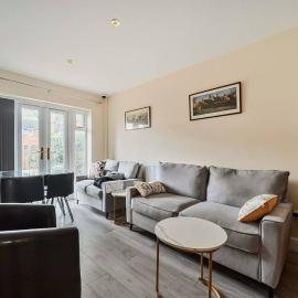 Five-Bedroom Home near Windsor and LEGOLAND, Free Parking, hotel in Dorney