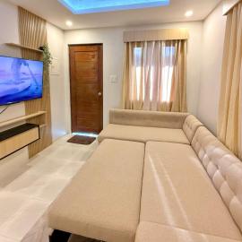 Infanta Suites Modern 2-Bedroom Unit in Infanta with Wide Parking, hotel a Infanta