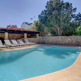 Wonderful 4BR Farmhouse with Private Pool, hotel a Rabat