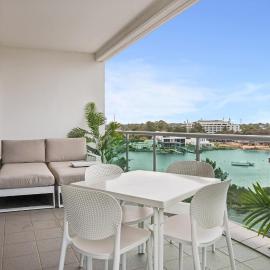 Coastal Studio with City & Ocean Views, Walk to Beach, hotel u gradu Mandura