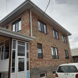 Guest House Maral, hotelli kohteessa Bokonbayevo