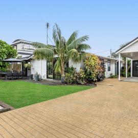Sandy Toes Holiday Home Orewa, hotell i Orewa