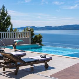 Villa MIRNA with heated pool & whirlpool, traditional wine bar, 150m from sea, khách sạn ở Lokva Rogoznica