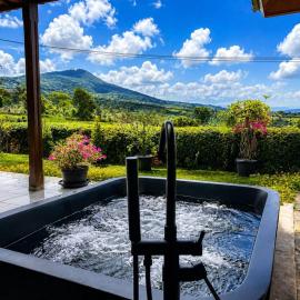 Balinese villa with stunning views in Bedugul, near Lake Beratan and Golf course, hotel a Baturiti