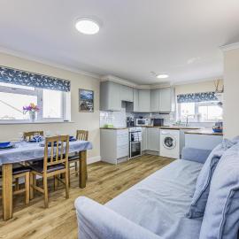 Seaside Flat Moments from Beach - Pass the Keys, hotel in East Wittering