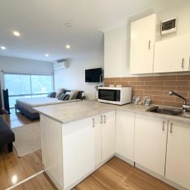 Studio with private kitchenette and bathroom, hotel in Leumeah