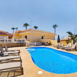 Spacious Villa Victoria Heated Pool