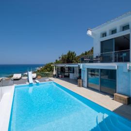 Icarus Luxury Beachfront Villa, hotel a Gialiskari