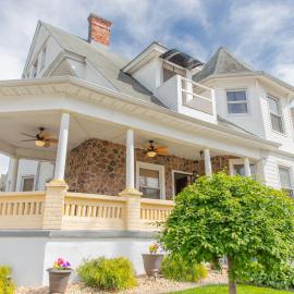 The Cove-Bed and Breakfast Style Unit with 3 bedrooms and Free Parking