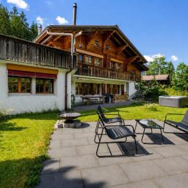 Hot Tub and Sauna Stay with Garden Views and near Gondola, hotel in Diemtigen