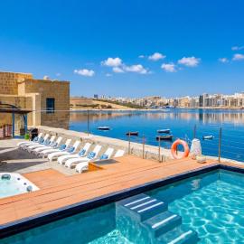 Valletta Waterfront Villa with Pool and Jacuzzi – hotel w mieście Valletta