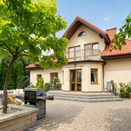 Kobyłka में, होटल Golden Villas Garden Retreat - Private Garden & BBQ