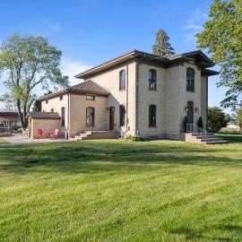 Historic 1868 Farmhouse Kettle Moraine Getaway, hotel u gradu East Troy