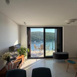 White stone house, hotel in Bigova