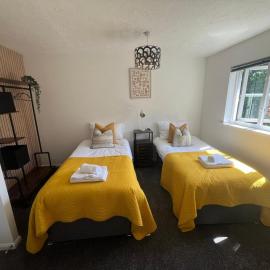 2 bedroom apartment Crawley parking wi-fi Gatwick