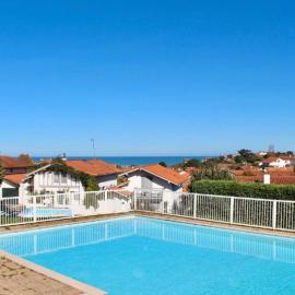 Charmant studio au centre de Guethary, piscine, parking, מלון בגטארי