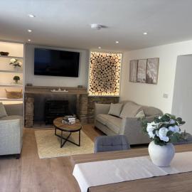 Tranquil Contemporary Cottage with Luxurious Jacuzzi, hotel a Brigham
