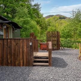 Thistle Lodge, Lake District shepherd hut with hot tub, hôtel à Coniston