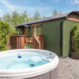Willow Lodge, Lake District shepherd hut with hot tub, hotel sa Coniston
